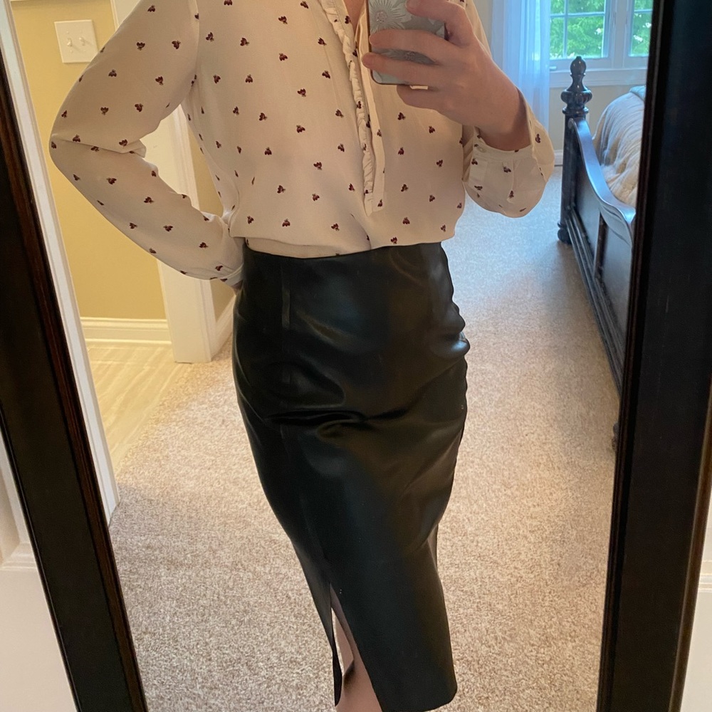 NWT! LOFT Faux Leather Pencil Skirt - Picture 4 of 6